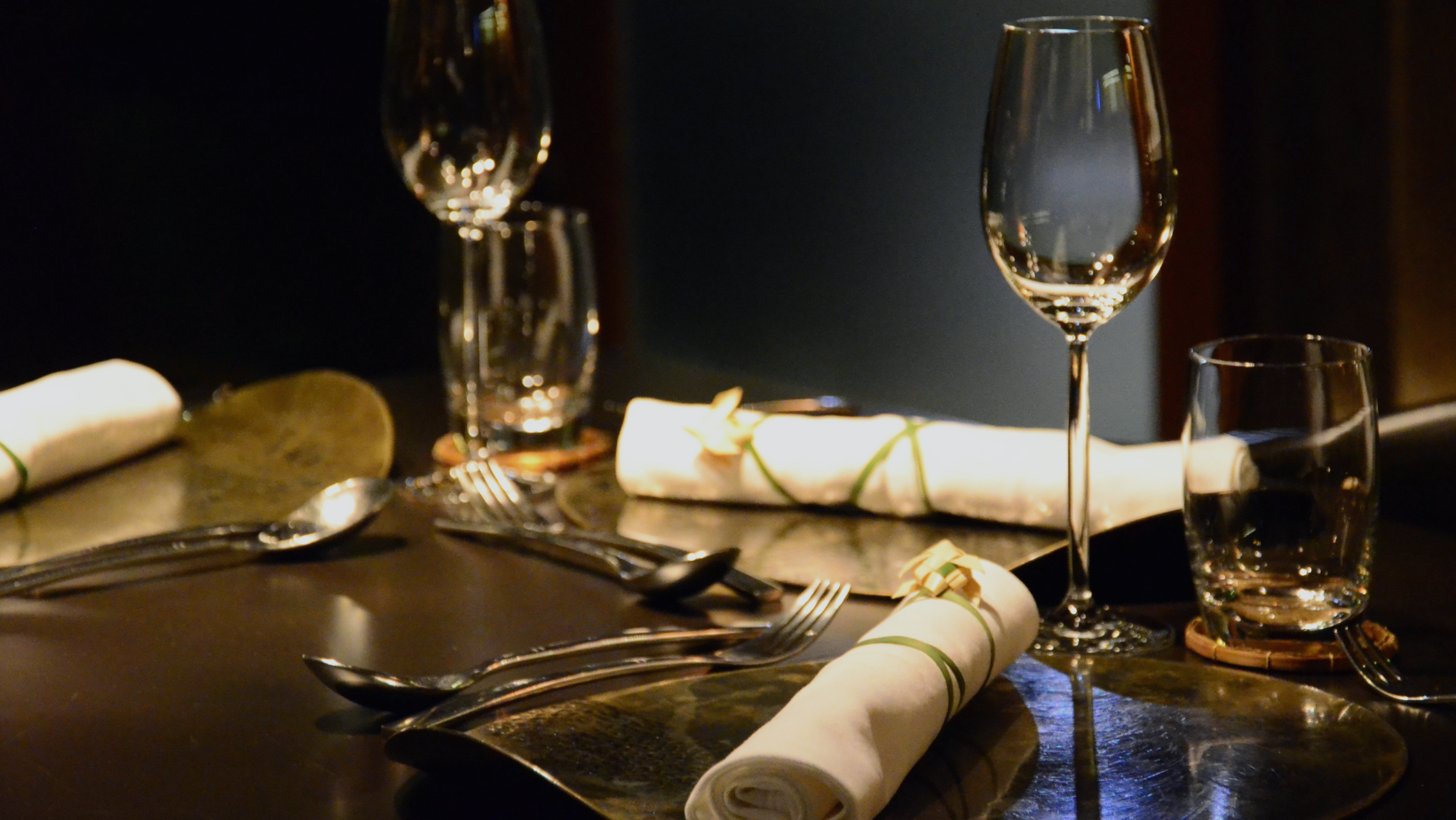 Luxury Dining Accessories Dubai – Porcelain Plates, Gold Cutlery, Crystal Glasses – Aurum Decor